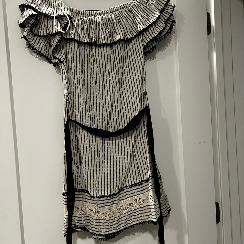 Off the shoulder mid thigh length dress with tie